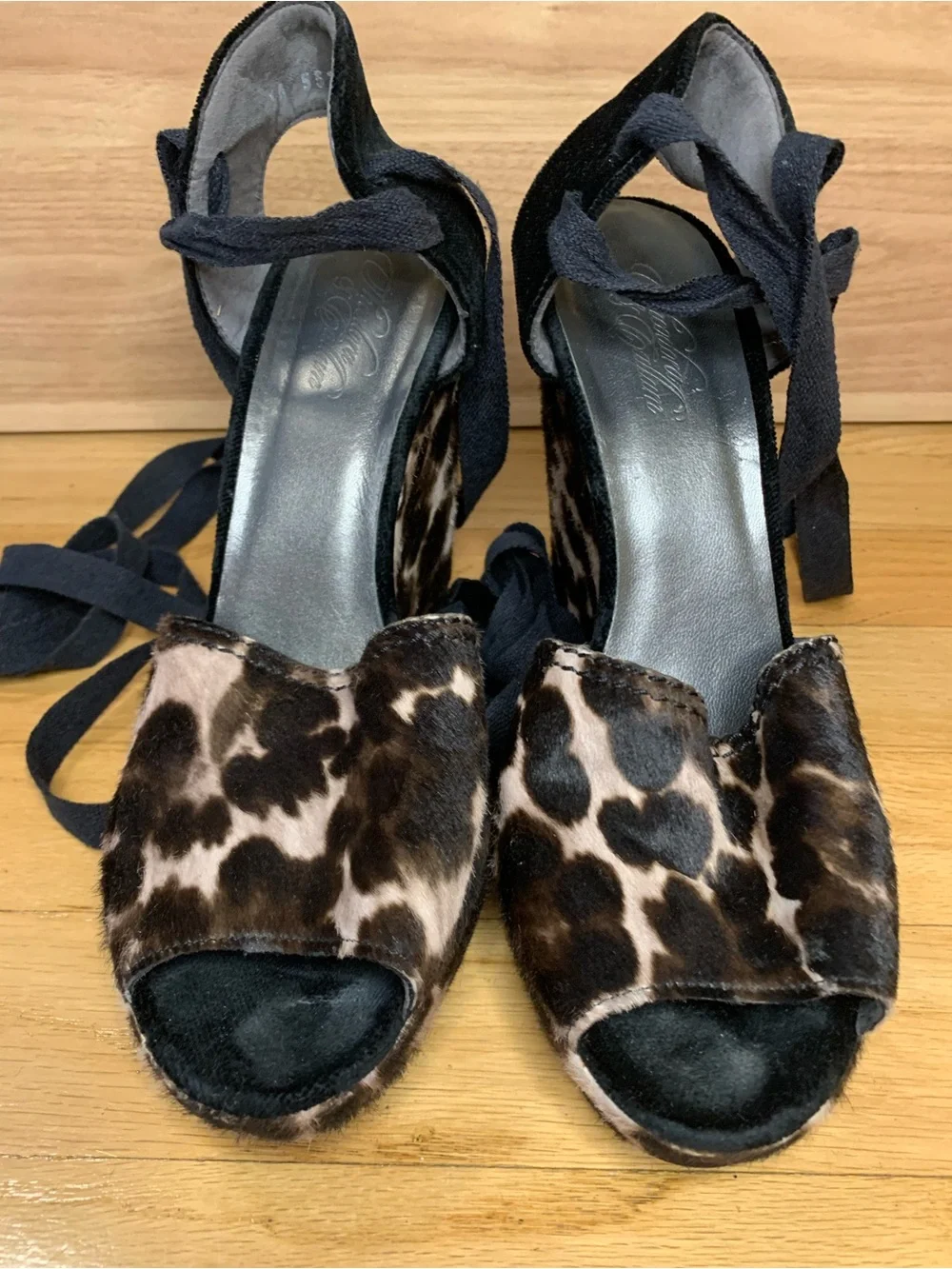 Stuart Weitzman  x Theodora & Callum Leopard Print Wedge Heels - Size 7.5 - Picture 3 of 8